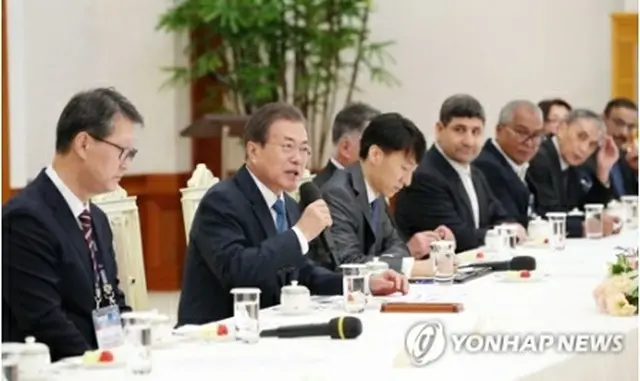 ＯＡＮＡ加盟社の代表団と面会する文大統領（左から２人目）＝７日、ソウル（聯合ニュース）