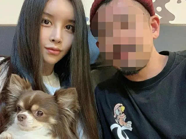 ”韓国初トランスジェンダー芸能人”ハリス、29年来の友人とツーショット 「高校時代の友人、でも共学ではない」（画像:OSEN）