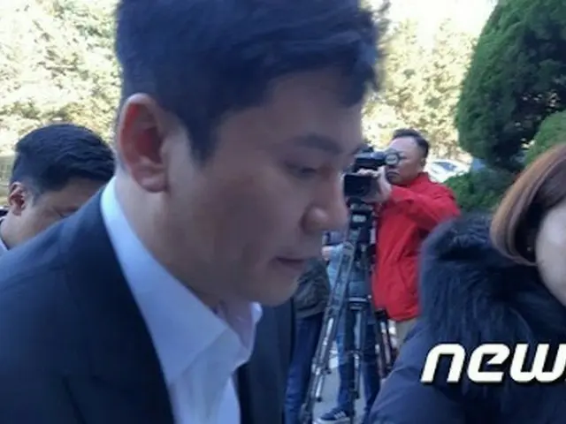 ヤン・ヒョンソク、“B.I麻薬投与揉み消し疑惑”で本日（11/9）足早に警察へ出頭、取材陣に容疑を認める（提供:news1）