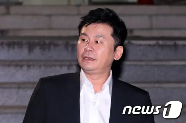 ヤン・ヒョンソク元YGエンターテイメント代表が10日、約14時間にわたる警察の調査を受けた。（提供:news1）