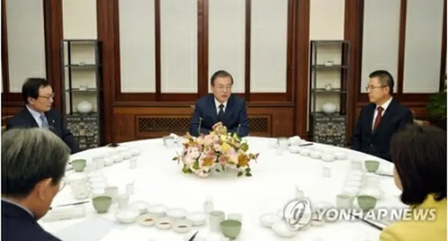青瓦台で与野党5党の代表と会合を開く文大統領（中央）＝10日、ソウル（聯合ニュース）