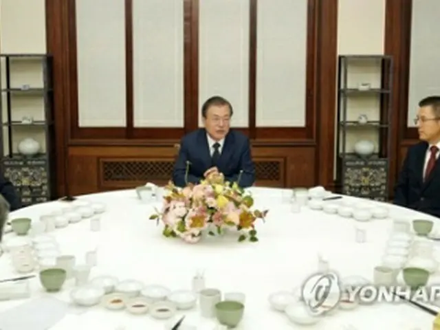 青瓦台で与野党5党の代表と会合を開く文大統領（中央）＝10日、ソウル（聯合ニュース）