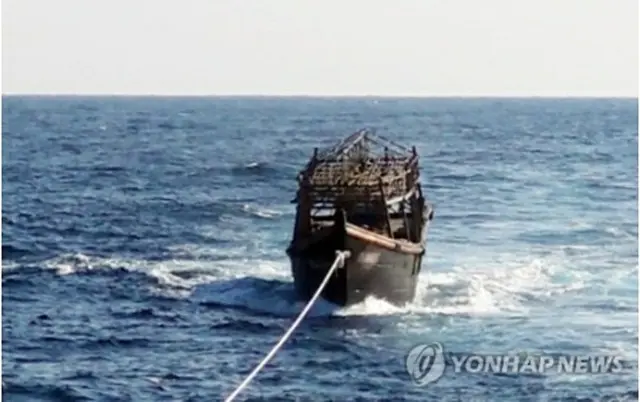 追放された北朝鮮住民2人が乗っていた木造船。8日に北朝鮮側に引き渡された（統一部提供）＝（聯合ニュース）≪転載・転用禁止≫