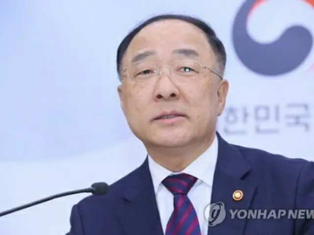 記者懇談会で発言する洪副首相＝１１日、世宗（聯合ニュース）