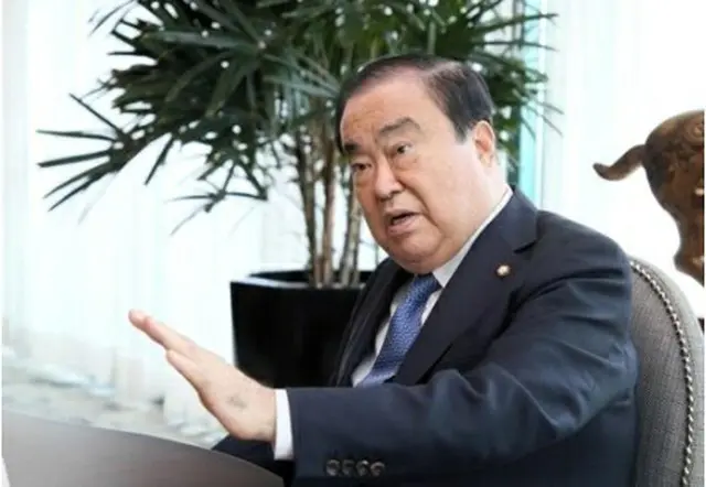 ８日、メキシコ市の宿泊先で記者団のインタビューに応じる文氏（国会提供）＝（聯合ニュース）≪転載・転用禁止≫