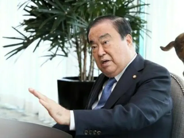 ８日、メキシコ市の宿泊先で記者団のインタビューに応じる文氏（国会提供）＝（聯合ニュース）≪転載・転用禁止≫