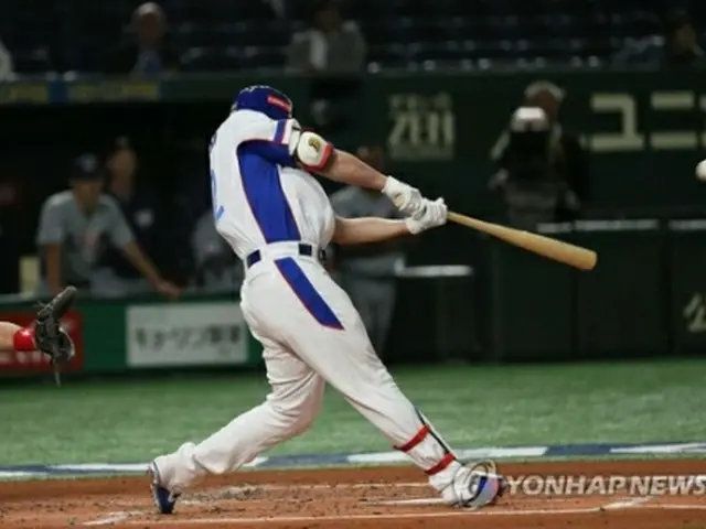 本塁打を放つキム・ジェファン＝１１日、東京（聯合ニュース）