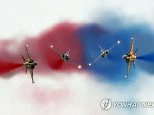 釜山で１０日に行われた韓国空軍の特殊飛行チーム「ブラックイーグルス」によるエアショー＝（聯合ニュース）