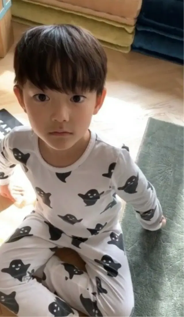 韓国俳優イ・ボムスの2人の子、ソウルちゃんとダウルくんも、ドラマ「椿咲く頃」にどっぷりハマっているという。（写真提供:OSEN）