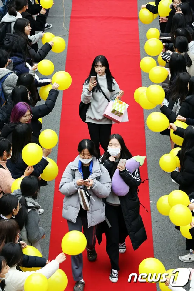 明日（14日）韓国のセンター試験、レッドカーペットで先輩を応援（画像:news1）
