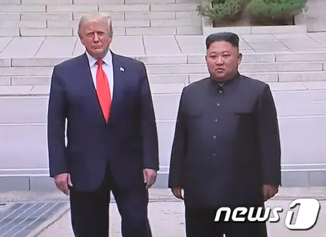 去る6月30日、朝鮮半島の板門店（パンムンジョム）でのドナルド・トランプ米国大統領と金正恩（キム・ジョンウン）北朝鮮国務委員長 （提供:news1）