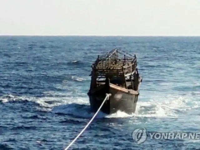韓国海軍が８日、東海上で北朝鮮側に引き渡すため、２人が乗っていた漁船をえい航している（統一部提供）＝（聯合ニュース）≪転載・転用禁止≫