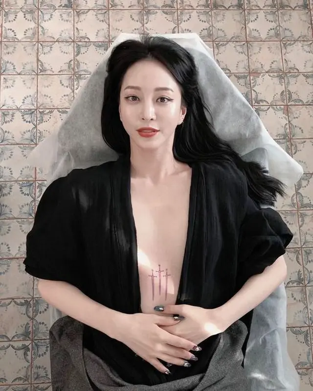 女優ハン・イェスル、胸の谷間に大胆なタトゥー”セクシー美爆発“（提供:Osen）