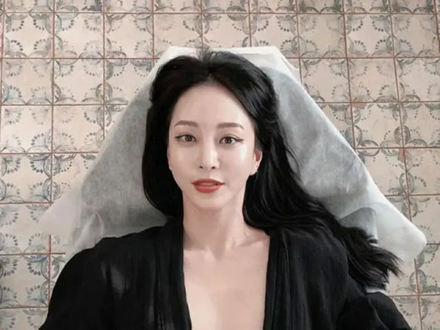女優ハン・イェスル、胸の谷間に大胆なタトゥー”セクシー美爆発“（提供:Osen）
