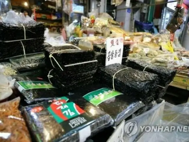 市場に並ぶ韓国産のノリ（資料写真）＝（聯合ニュース）