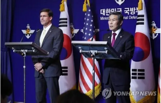 韓国の鄭景斗（チョン・ギョンドゥ）国防部長官（右）とエスパー米国防長官＝（聯合ニュース）