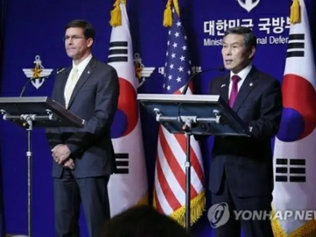 韓国の鄭景斗（チョン・ギョンドゥ）国防部長官（右）とエスパー米国防長官＝（聯合ニュース）