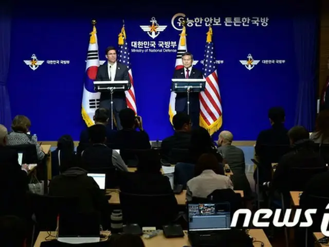 去る15日、韓国ソウルの記者会見場でのマーク・エスパー米国国防相とチョン・ギョンドゥ韓国国防相 （提供:news1）