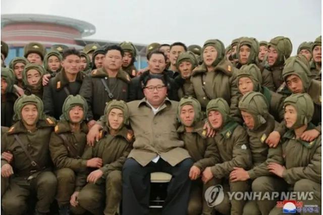 訓練参加者たちと一緒に記念撮影する金委員長（前列中央）＝（朝鮮中央通信＝聯合ニュース）≪転載・転用禁止≫