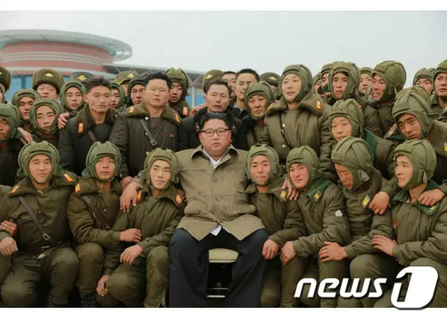 北朝鮮の金正恩（キム・ジョンウン）国務委員長（朝鮮労働党委員長）が朝鮮人民軍狙撃兵の空挺降下訓練を視察したと朝鮮労働党の機関紙「労働新聞」が18日、報道した。（提供:news1）