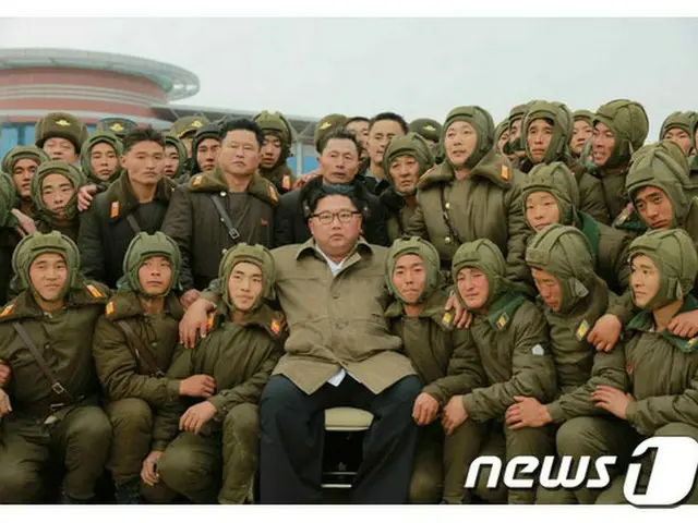 北朝鮮の金正恩（キム・ジョンウン）国務委員長（朝鮮労働党委員長）が朝鮮人民軍狙撃兵の空挺降下訓練を視察したと朝鮮労働党の機関紙「労働新聞」が18日、報道した。（提供:news1）