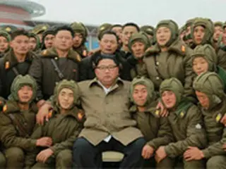 金正恩氏、空挺降下訓練を視察