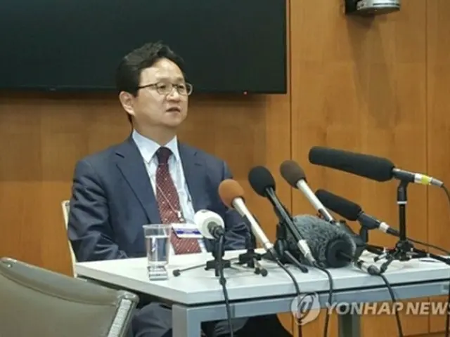 １０月１１日、スイス・ジュネーブで韓日の２国間協議を終えて記者会見する丁海官氏（資料写真）＝（聯合ニュース）