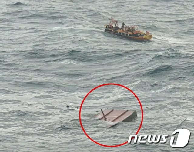 済州・遮帰島ちかくで漁船炎上、救助の船員1人死亡・11人行方不明（画像:news1）