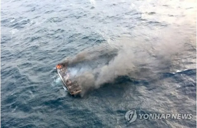 火災が発生した漁船（済州海洋警察署提供）＝（聯合ニュース）≪転載・転用禁止≫