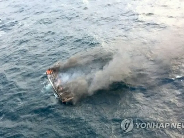 火災が発生した漁船（済州海洋警察署提供）＝（聯合ニュース）≪転載・転用禁止≫