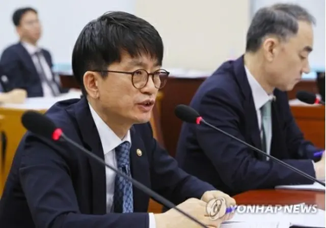 国会国防委員会の全体会議で答弁する朴氏＝19日、ソウル（聯合ニュース）