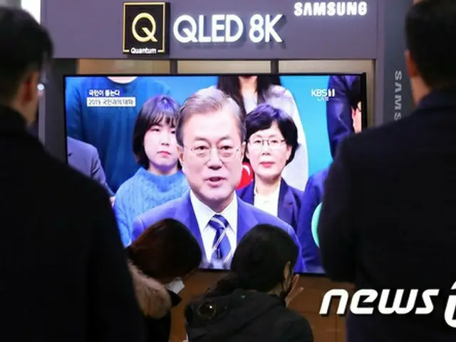 19日午後、韓国ソウル駅の待合室で韓国市民が文在寅大統領出演のテレビ番組を視聴している（提供:news1）