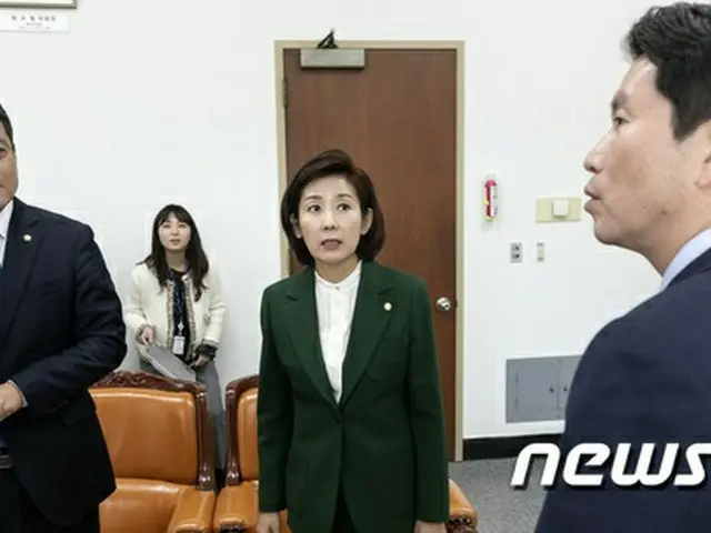 18日、韓国ソウルの国会でのイ・イニョン共に民主党院内代表、ナ・ギョンウォン自由韓国党院内代表、オ・シンファン正しい未来党院内代表 （提供:news1）
