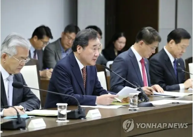 国政懸案点検調整会議で発言する李洛淵首相＝２１日、世宗（聯合ニュース）