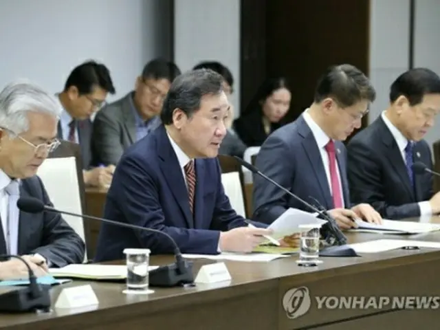 国政懸案点検調整会議で発言する李洛淵首相＝２１日、世宗（聯合ニュース）
