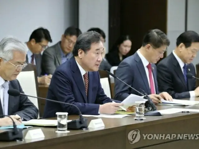 国政懸案点検調整会議で発言する李洛淵首相＝21日、世宗（聯合ニュース）