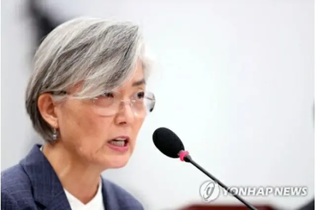 国会外交統一委員会で答弁する康氏＝21日、ソウル（聯合ニュース）