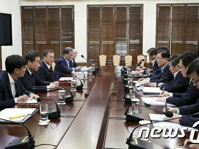 韓国大統領府で8月22 日、文在寅（ムン・ジェイン）韓国大統領が国家安全保障会議常任委員会会議の報告を受けている。（提供:news1）