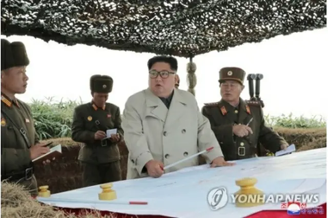 朝鮮中央通信は25日、金委員長が南北軍事境界線に近い西部戦線にある部隊を視察したと報じた＝（朝鮮中央通信＝聯合ニュース）《転載・転用禁止》