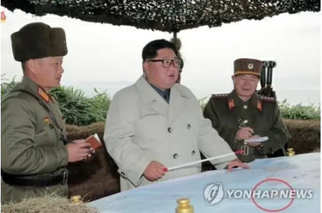 朝鮮中央通信は25日、金委員長が昌麟島の部隊で海岸砲発射を視察したと報じた＝（朝鮮中央通信＝聯合ニュース）《転載・転用禁止》