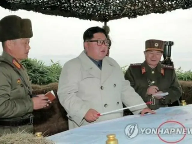 朝鮮中央通信は25日、金委員長が昌麟島の部隊で海岸砲発射を視察したと報じた＝（朝鮮中央通信＝聯合ニュース）《転載・転用禁止》