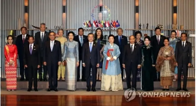 歓迎夕食会に先立ち、ＡＳＥＡＮ加盟国の首脳らと記念撮影する文在寅大統領夫妻（中央）＝２５日、釜山（聯合ニュース）