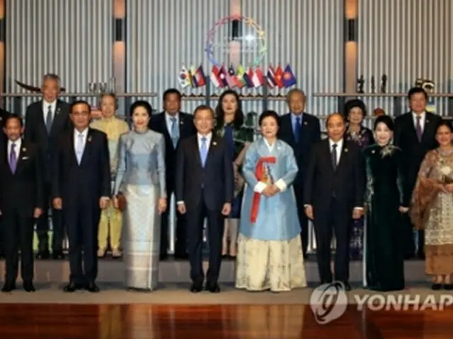 歓迎夕食会に先立ち、ＡＳＥＡＮ加盟国の首脳らと記念撮影する文在寅大統領夫妻（中央）＝２５日、釜山（聯合ニュース）