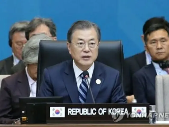 韓・ASEAN特別首脳会議の第1セッションで発言する文大統領＝26日、釜山（聯合ニュース）