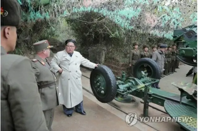 朝鮮中央テレビは25日、金委員長が昌麟島の部隊で海岸砲発射を視察したと報じた（同テレビより）＝（聯合ニュース）《転載・転用禁止》