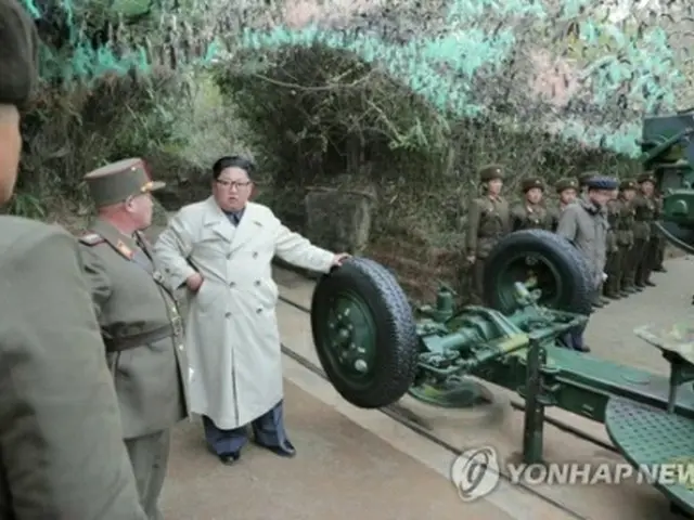 朝鮮中央テレビは25日、金委員長が昌麟島の部隊で海岸砲発射を視察したと報じた（同テレビより）＝（聯合ニュース）《転載・転用禁止》