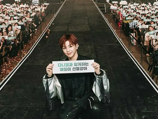 韓国歌手カン・ダニエルがソウルファンミを終えてファンと共にした写真を公開した。（写真提供:OSEN）