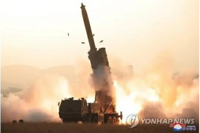 北朝鮮の朝鮮中央通信が報じた先月の「超大型放射砲」発射実験の様子＝（朝鮮中央通信＝聯合ニュース）≪転載・転用禁止≫