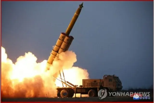 北朝鮮の朝鮮中央通信が２９日に報じた超大型放射砲の連発試験射撃＝（朝鮮中央通信＝聯合ニュース）≪転載・転用禁止≫