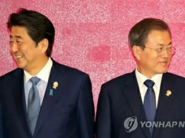 韓国の文在寅（ムン・ジェイン）大統領（右）と日本の安倍晋三首相。１２月下旬の韓中日首脳会談で顔を合わせる予定だ（資料写真）＝（聯合ニュース）